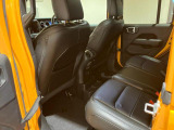 【リアシート】屋根までの高さがある車のため、大人の方でも圧迫感が少なく乗車出来ます。足元は広く取られているため、ゆったりとお乗り頂けます。