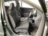 フロント広々、セパレートシートの運転席は、ハイトアジャスターが付いているので、快適にドライブができます。ハンドルはテレスコピック機能で、ハンドル位置を上・下・手前・奥に調節できます。