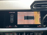 サラウンドビューカメラ装備 車両の4つのカメラから得た映像を合成し、上空から眺めているような映像をモニターに映し出します。車両周辺の歩行者や障害物などの発見に役立ちます。