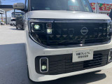 アダプティブLEDヘッドライトを装備。通常ハイビームで広範囲を照らして安全を確保。対向車や前方車を検知すると眩しくない様に配光を制御します。