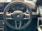 操作性に優れたステアリングは、BMWの走りを支える大事な部品です。オーディオやハンズフリー通話、クルーズコントロール関連の操作もこちらに集約されています。