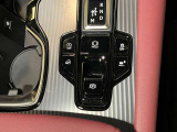 ブレーキホールド機能搭載してます。ホールド機能オン時はブレーキから足を話してもブレーキ機能が維持されるので、足の疲労が軽減されます。