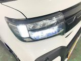 白く明るい光で夜間走行をサポートするLEDヘッドランプを搭載