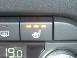 【シートヒーター】座面と背もたれをすばやく温め、寒い時期にも快適な運転環境を提供します。ゆったりと乗り心地の良い運転席です。長距離でもしっかりサポートしてくれます。