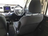 前席から後席への移動がしやすいウォークスルー設計。車内での移動や荷物の出し入れにも便利な室内空間です。