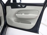 運転席ドアの全景です。キャビンを彩るすべてのものに、機能を形にした美しさが備わっています。