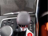 【iDriveコントローラー】手元でナビゲーション操作を可能にすることにより、ドライビングの姿勢を崩したり、目線を大きくそらすことなく安全な運転が可能です