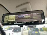 インテリジェントミラーで後ろに荷物を沢山載せていてもフル乗車でも後ろにカメラが搭載してるので後方視界バッチリ♪