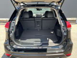 バックドアは大きく開きます。定員乗車時でも十分広いラゲッジスペースを確保しています。