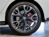 BMWの純正アロイホイールは軽量かつ強度にも優れているホイールで走行性能を引き上げる設計になっております。足元にもBMWは妥協がなくこだわっている個所になります。