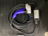 コンセント型の充電ケーブルがセットでついております。ご自宅で簡単に充電することが可能です。