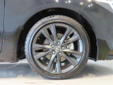 純正のアルミホイール装着車です。タイヤサイズは215/45R17です。