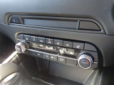 運転席と助手席で個別に温度設定ができるフルオートエアコンを装備。シートヒーターやステアリングヒーターも備え、寒い季節も快適です。上質感漂うダイヤルやスイッチ類を、ぜひ店頭でお確かめください。