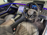 メルセデスのシートは、少し硬めに出来ておりますので、長時間の運転でも疲れにくく、安全にドライビングをお楽しみ頂けます