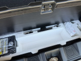 荷室下には、工具やパンク修理キットが収納されています。
