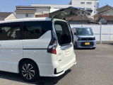 リヤはガラスハッチのみの開閉も可能ですので狭い場所での荷物の出し入れも可能です