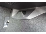 お買い物袋をかけられる、フックが備わります。