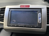 バックカメラ連動で、後方の状況をしっかり確認できます。駐車時や狭い場所での運転をサポートし、安全な運転を後押しします。鮮明な映像で、安心感も高まります。