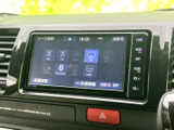 ラジオやテレビ、Bluetooth、USBなど、複数の音源や入力先が画面に表示されています。使いたい項目を選びやすく、日々の移動時間に合わせて音楽や情報を楽しめます。