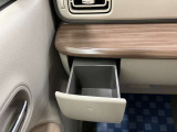 【助手席ドリンクホルダー】使いやすさに配慮したドリンクホルダー