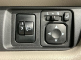 狭い駐車場で便利な電動格納ドアミラーが付いています。