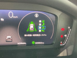 【ホンダセンシング】走行中に前方の車両等を認識し、衝突しそうな時は警報とブレーキで衝突回避と被害軽減をアシスト。より安全にドライブをお楽しみいただけます。