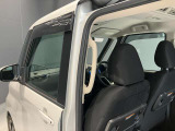 小さなお子様やご年配の方の乗車の際に乗り込みサポートのグリップがついてます。
