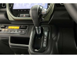 インパネシフトだから視線の移動も少なく足元もスッキリ♪運転席もゆったりしているのでゆとりを持ってドライブできますね!