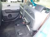 ◆チップアップ&ダイブダウン機構付【ULTR SEAT】は後席座面を左右分割で跳ね上げることができます。トランクで積載できない背の高い荷物をラクラク収納できます。ホンダ車ならではの人気装備です。