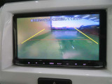 車両後方の映像を映すバックモニター。進路を確認しながら安全に車庫入れできます。