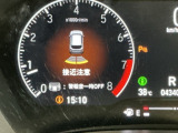 周囲の障害物に近づくと、ブザーでお知らせして衝突回避をサポートします。駐車時や狭い道での走行の際に便利です。