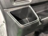 助手席にも掘り込み式ドリンクホルダーが付いています