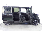 Honda独自のセンタータンクレイアウト、低床設計で床が低くドアも大きく開きますので、女性やお子様、ご年配の方にも一段と乗り降りがしやすくなっています。