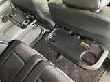シートバックテーブルを装着しています!車内での軽食などに便利です!
