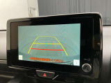こちらのバックカメラは画面にラインが表示されておりますので、バック時のクルマの進行方向の目安になります。より高いレベルで車庫入れをサポートする、便利な機能ですね。