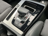 軽く操作するだけで、Audiの精密なメカニズムとドライバーの意思がシンクロし、洗練された走りの始まりを予感させるエレガントなインターフェースです。