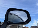 隣車線を走る車両をレーダーで検知し、ドアミラーでは確認しにくい後側方エリアに存在する車両に加え、急接近してくる車両も検知します。車両を検知するとドアミラーに搭載されたLEDインジケーターが点灯します。