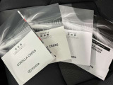 メンテナンスノート、取扱説明書です。 その車の整備記録が事細やかに記録されています。 車が生まれてから今までどのような道を歩んできたのか判るとても重要な物ですよ。