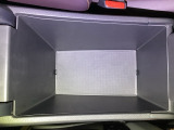 ちょっとした小物の置き場所に困らない、充実の収納。使いたい時にすぐ取り出せるから、ドライブがもっと快適に。毎日の運転を支える、頼もしい工夫です。