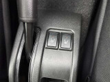 【シートヒーター】座席の内蔵ヒーターで身体を直接温める機能。エアコンより早く温まり、冬の車内でも即座に快適です。エンジンの温まりを待たずに済むため、寒い朝の始動直後に重宝される必須の快適装備です。