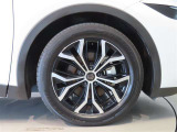 純正のアルミホイール装着車です。タイヤサイズは225/55R19です。