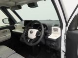 一度お好みの温度に設定すれば、車内の温度を検知し風量や温度を自動で調整。暑い&hellip;寒い&hellip;と何度もスイッチ操作をする必要はありません。快適な車内空間には必須の機能ですね