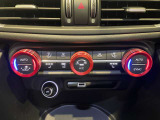 赤リングの操作ノブが鮮明で、AUTO・SYNCの表示も視認性が高く、日常の使い勝手が良い構成です。