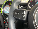 前車追従アクティブ・クルーズコントロール(ストップ&ゴー機能付)を搭載。ステアリング部のスイッチで操作が可能です。