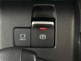 オートホールド!ブレーキを制御して車両の停車状態を保持する機能です。アクセルを踏んで発進するとブレーキが解除されます。信号待ちなどの停車中はブレーキペダルから足を離せるので疲労が軽減できます