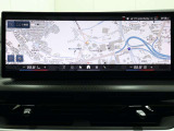 速度やナビゲーションなどドライビングに必要な情報をヘッドアップディスプレイに表示。視線を大きく動かす事なく必要な情報を確認出来る為運転への集中を自然にサポートします。安全面を考慮したテクノロジーです。