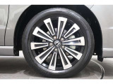 純正のアルミホイールが足元を飾ります!タイヤサイズは205/55R17となります。