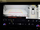 パノラミックビューモニターを装備。駐車場や交差点でクルマを真上から見るように周囲を確認できます。機能の詳細は販売店スタッフまでおたずねください。