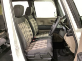 女性でも運転がしやすいように、シートの高さ調整機能(シートリフター)がついています。運転席と助手席の間が空いている為、助手席側への移動がスムーズです。交通量の多い道でも助手席側から乗り降りができます。