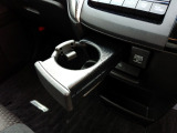 運転席からも助手席からも手の届きやすい位置にドリンクホルダーが付いています。